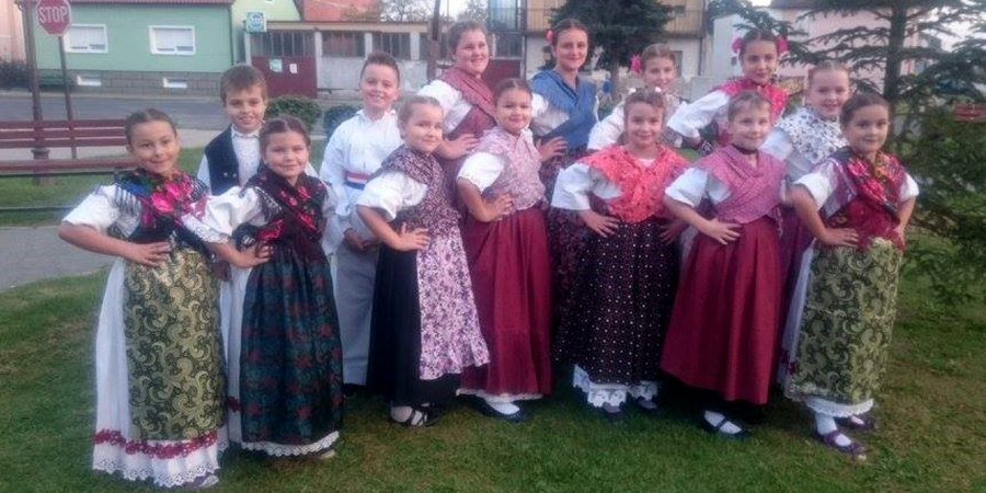 U LUžanima 3. Dječji folklorni susreti „Stigla jesen, svega sada ima"“